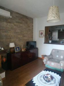 Μια τηλεόραση ή/και κέντρο ψυχαγωγίας στο Violet Bedroom and Apartment