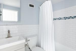 ein weißes Badezimmer mit Toilette und Waschbecken in der Unterkunft Rare 2 Bed 2 Bath Downtown Condo Near Aquarium in Atlanta + 32 Fotos