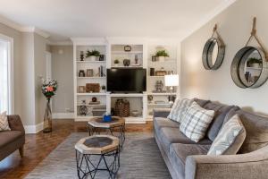 a living room with a couch and a tv at Rare 2 Bed 2 Bath Downtown Condo Near Aquarium in Atlanta