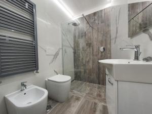 A bathroom at SDL luxury home Al Pavone