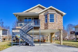 uma casa com uma escada em frente em The Mason Jar em Pigeon Forge