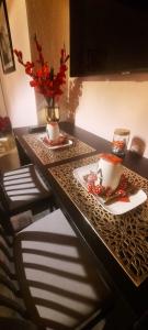 un tavolo con due piatti di cibo e un vaso di fiori di Room De Lux SPA " TABARKA " a Spa