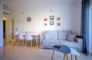 a living room with a couch and a table and chairs at ALFELI-AP in Olhos de Água