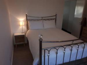 Säng eller sängar i ett rum på RentUnique Spinney SpaciousSuper Snug 1 bed home.