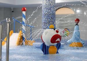 hydrant pożarowy zabawki w krytym parku wodnym w obiekcie Platinum Ostróda w Ostródzie