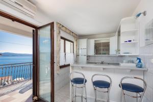 eine Küche mit einem Balkon mit Meerblick in der Unterkunft Apartments Belle Vue in Stanići