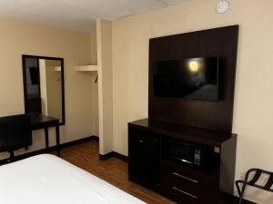 een hotelkamer met een bed en een flatscreen-tv bij Motel 6 San Antonio, TX I-35 North Corridor in San Antonio