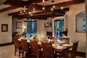 Los Suenos Resort Casa Patron by Stay in CR tesisinde bir restoran veya yemek mekanı