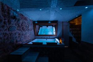 ein Badezimmer mit Badewanne und Fenster in der Unterkunft Caveau in Palermo