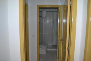 Uma casa de banho em Hotel Comércio
