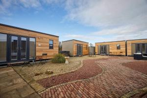 een rij modulaire woningen op een bakstenen patio bij Goldenhill Retreats in Bamburgh