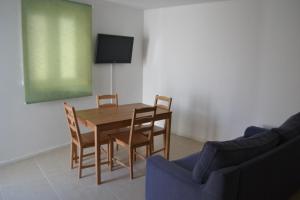 Uma televisão e/ou sistema de entretenimento em Hotel Comércio