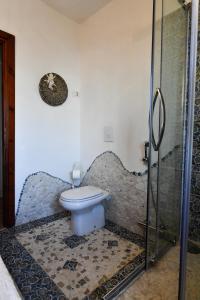 uma casa de banho com um WC e um chuveiro em Bentosa em Enas