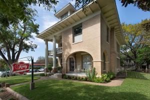 una casa con un letrero de soda delante de ella en Katy House Bed and Breakfast en Smithville