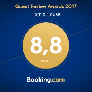 a sign that says guest review awards toms house at Tom's House in Skriperón