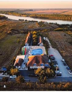 eine Luftansicht eines Resorts mit einem Parkplatz in der Unterkunft Orizont-Mahmudia in Mahmudia