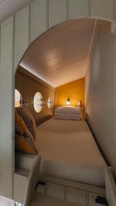 una piccola camera con due letti di Vakantiehuis Amber a Simpelveld