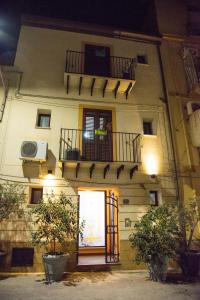 an apartment building with a balcony and a door at La Lanterna Di BaChi in Sciacca