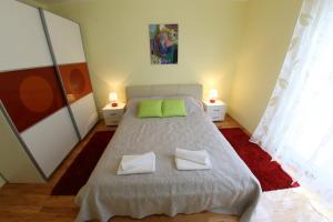 ein Schlafzimmer mit einem Bett mit zwei Kissen darauf in der Unterkunft Apartment Zubčić in Zadar