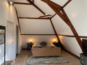 a bedroom with a bed in a attic at Het Klooster van Dalfsen in Dalfsen