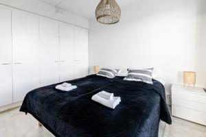 - une chambre blanche avec un grand lit et des armoires blanches dans l'établissement Apartment, Sleepwell, Tikkurila with private sauna, 70m2 1-7 pers, à Vantaa