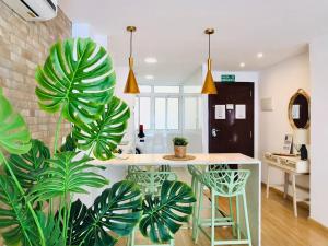 eine Küche mit grünen Pflanzen und einer Theke in der Unterkunft Salitre by ELE Apartments in Málaga