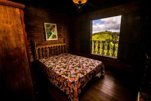 Un pat sau paturi într-o cameră la Chalés Belo Vale - Ibitipoca
