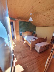Giường trong phòng chung tại Chalet 8-10 personnes Auris en Oisans Domaine de l'Alpe d'Huez