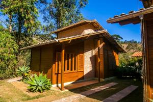 Cette petite maison en bois dispose d'une terrasse couverte. dans l'établissement Chalés Belo Vale - Rua do Curro, à Conceição da Ibitipoca 4 autres photos