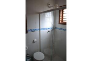 y baño con ducha y aseo. en Chalés Belo Vale - Rua do Curro, en Conceição da Ibitipoca
