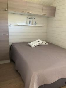 Кровать или кровати в номере Hailuoto Marjaniemi - Rantasumppu Cottage 2 - With Sauna - Close to the beach