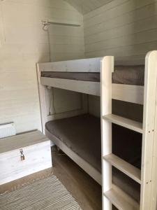 Un pat sau paturi într-o cameră la Hailuoto Marjaniemi - Rantasumppu Cottage 2 with Sauna & Air conditioning