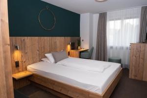 Postel nebo postele na pokoji v ubytování Gasthaus Hotel Kranz