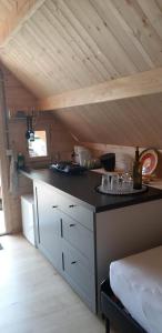 - une cuisine mansardée avec un comptoir noir dans l'établissement Camping het Smitske, à Drunen
