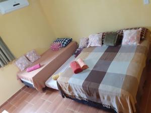 duas camas sentadas uma ao lado da outra num quarto em Recanto Novo Horizonte em Recife