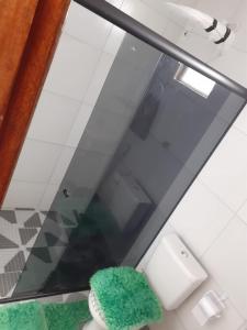 ein Glasfenster im Bad mit WC in der Unterkunft Recanto Novo Horizonte in Recife