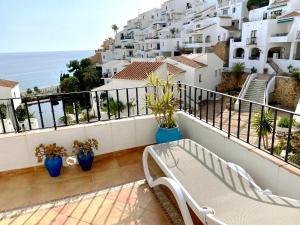 balkon z ławką i widokiem na ocean w obiekcie Capistrano Playa RELAX & ENJOY w mieście Nerja