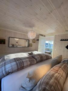 um quarto amplo com 2 camas e um lustre em Skarvebo - cabin with amazing view em Myro