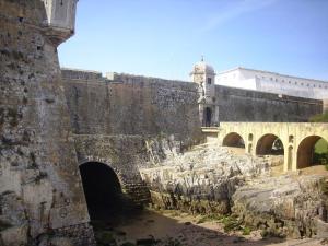 ペニシェにあるD. Antoniaの塔を背に建つ古い石壁