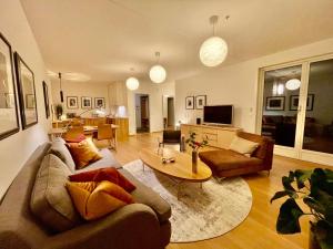 un soggiorno con divano e tavolo di Seafront Penthouse Oslo a Oslo