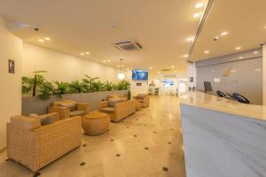 a lobby with couches and chairs in a building at Hotel Regatta Cartagena in Cartagena de Indias