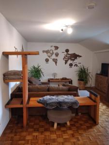 ein Wohnzimmer mit einem Hochbett und einem Sofa in der Unterkunft Burgapartment Felsenhäuschen in Monschau