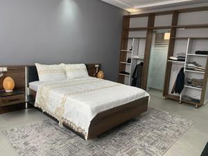 En eller flere senge i et værelse på Riad L'Aéroport