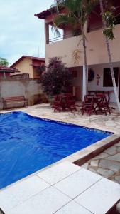 una piscina azul frente a una casa en Pousada JK, en Pirenópolis
