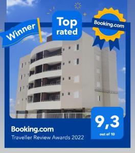 uma imagem de um edifício com as palavras melhor avaliadas em Doce Vida Ubatuba - Próximo as Praias, Centro e Restaurantes em Ubatuba