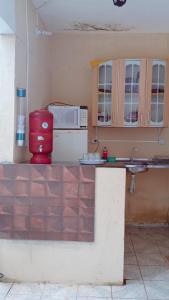 una cocina con una encimera con un aparato rojo en Pousada JK, en Pirenópolis
