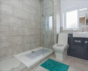 a bathroom with a shower and a toilet and a sink at BrumStay UK - 4 Bedrooms House with Garden, Parking and Fibre Broadband with speed upto 250mbps in Birmingham