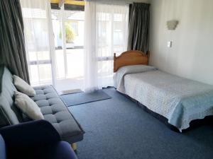 Voodi või voodid majutusasutuse Accommodation at Te Puna Motel toas