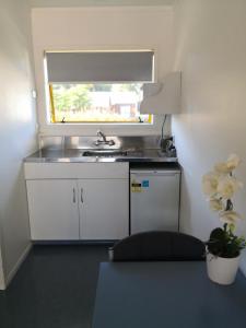 Kitchen o kitchenette sa Accommodation at Te Puna Motel