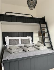 - une chambre avec des lits superposés et des oreillers dans l'établissement Best Stays York - Alma York, à York